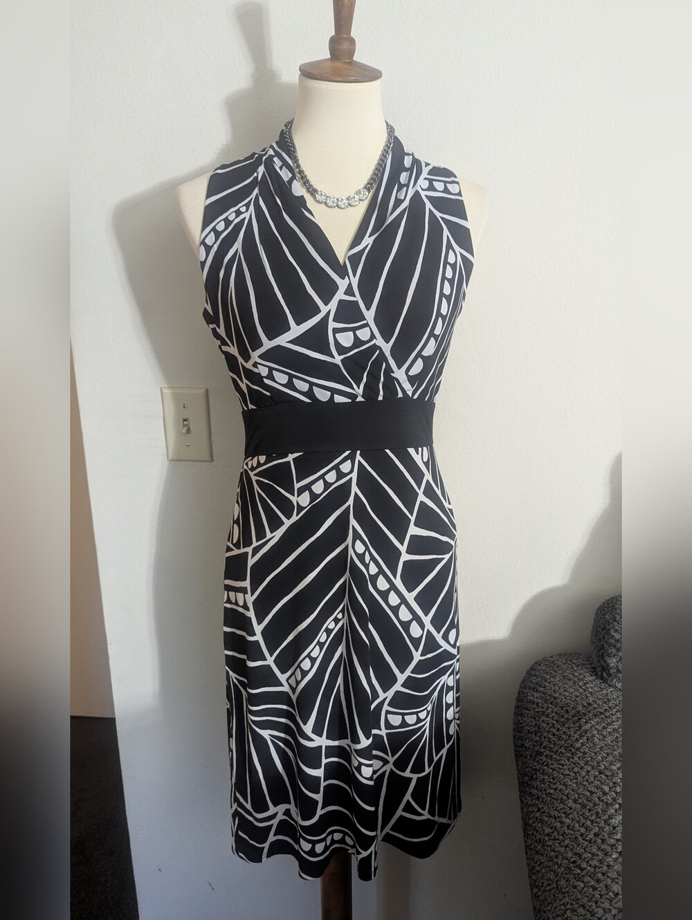 WHBM Geo Art Leaf Jersey Knit V-Neck Empire Dress XS